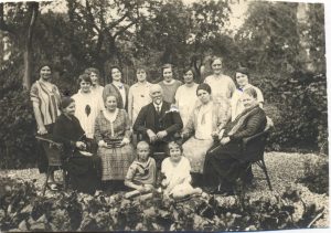 Goar Hellbach mit Familie um 1925 Wer erkennt Personen darauf?