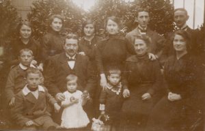 Familie Hellbach Herzogenrath um 1915 - v.li.: Johanna, Grete, Maria, Käthe, Gerhard, Michael Franz, JacobWilhelm, Traudchen, Trude Josef (Jüppchen), Trudi, Jacob